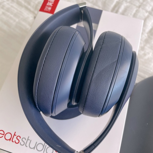 Navy Blue Beats Studio 3 Wireless - Picture 2 of 4